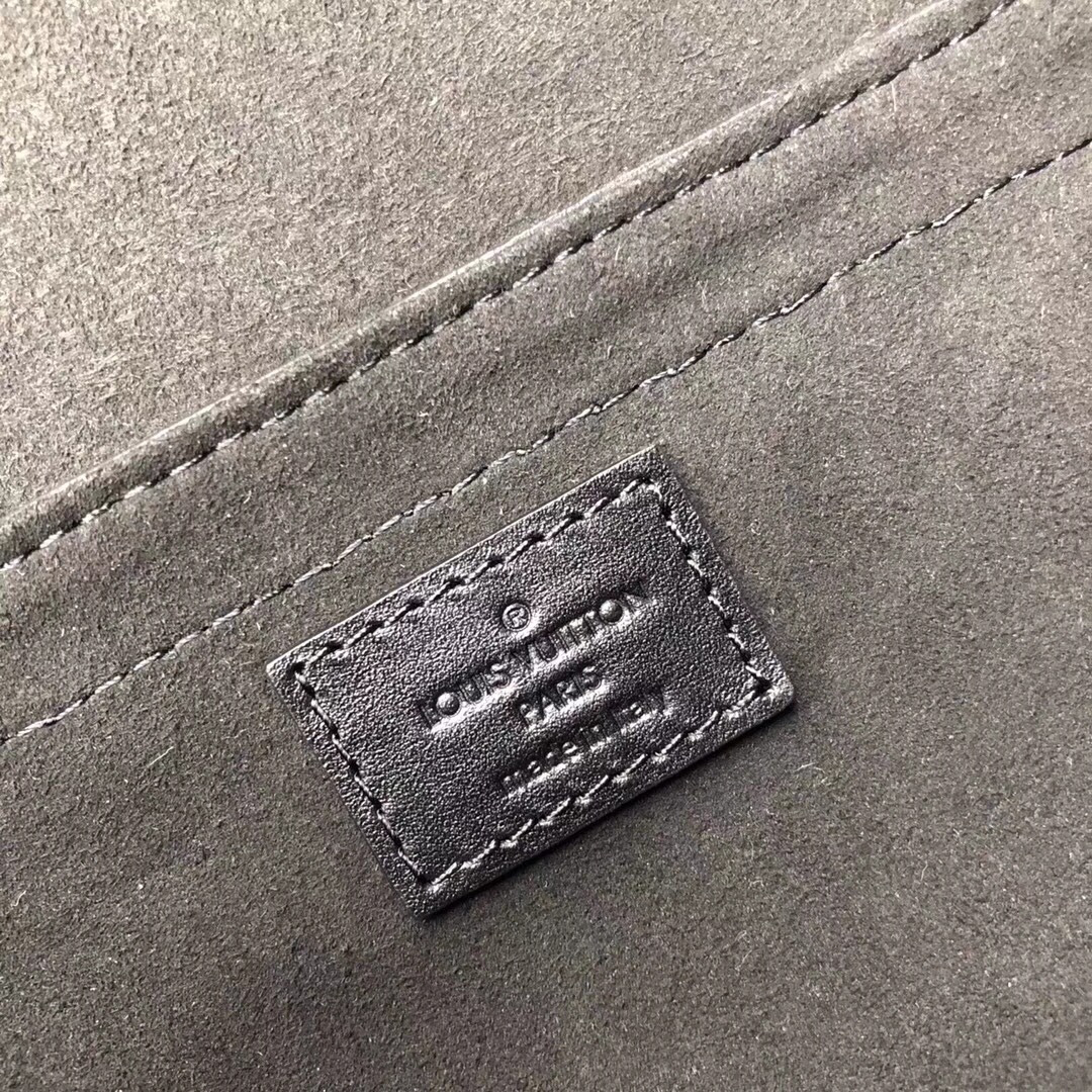 LV original single new diagonal chain bag m44158 black 18.5CM
