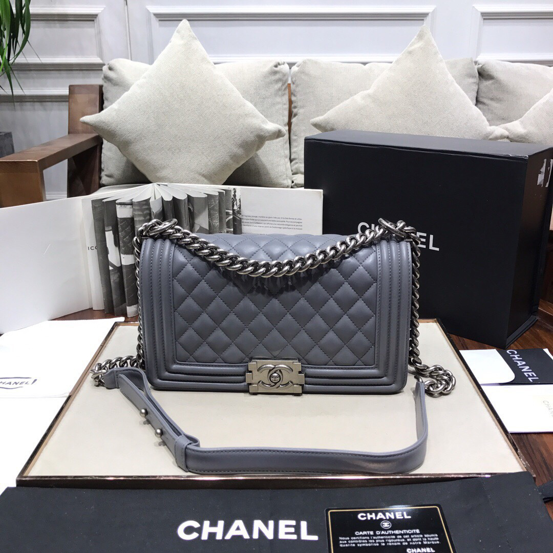 ch**el sheepskin classic D1am0nd hot mama burst grey silver hardware a67086