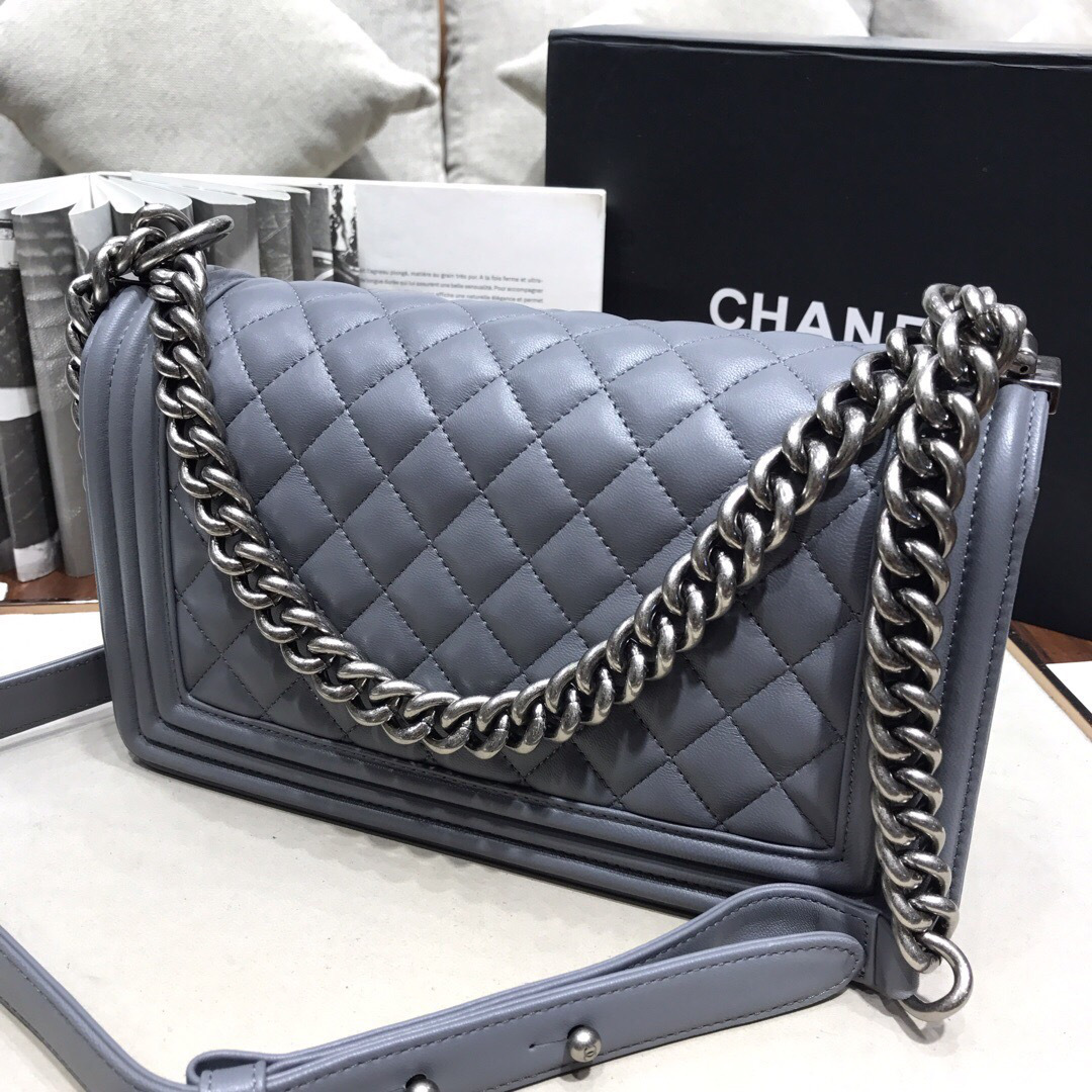 ch**el sheepskin classic D1am0nd hot mama burst grey silver hardware a67086