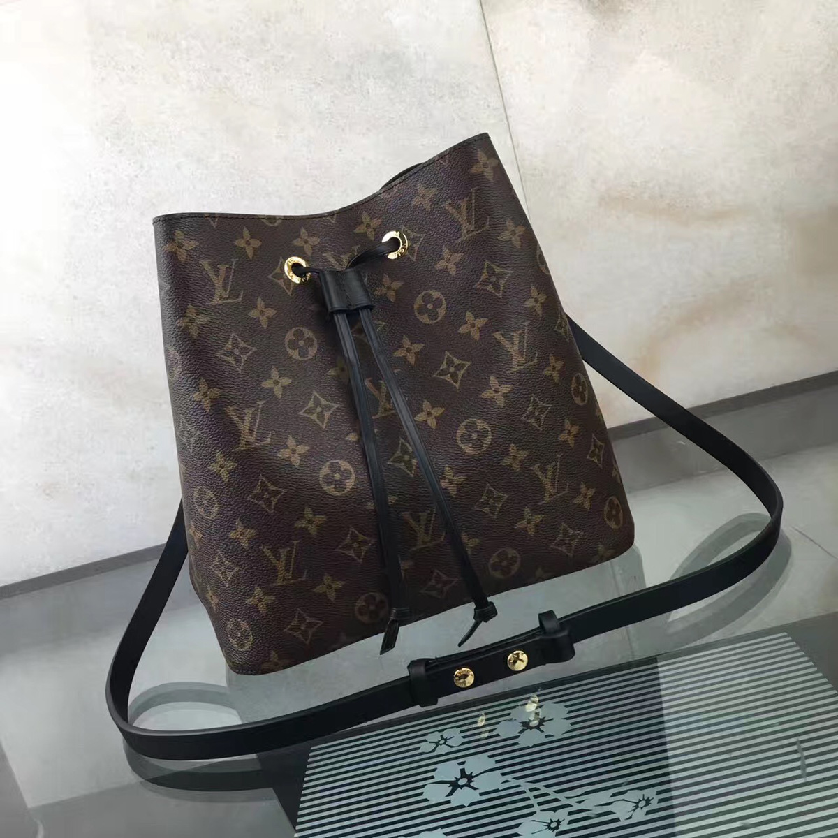 LV trendy bucket bag m44021 26 x 27 x 22