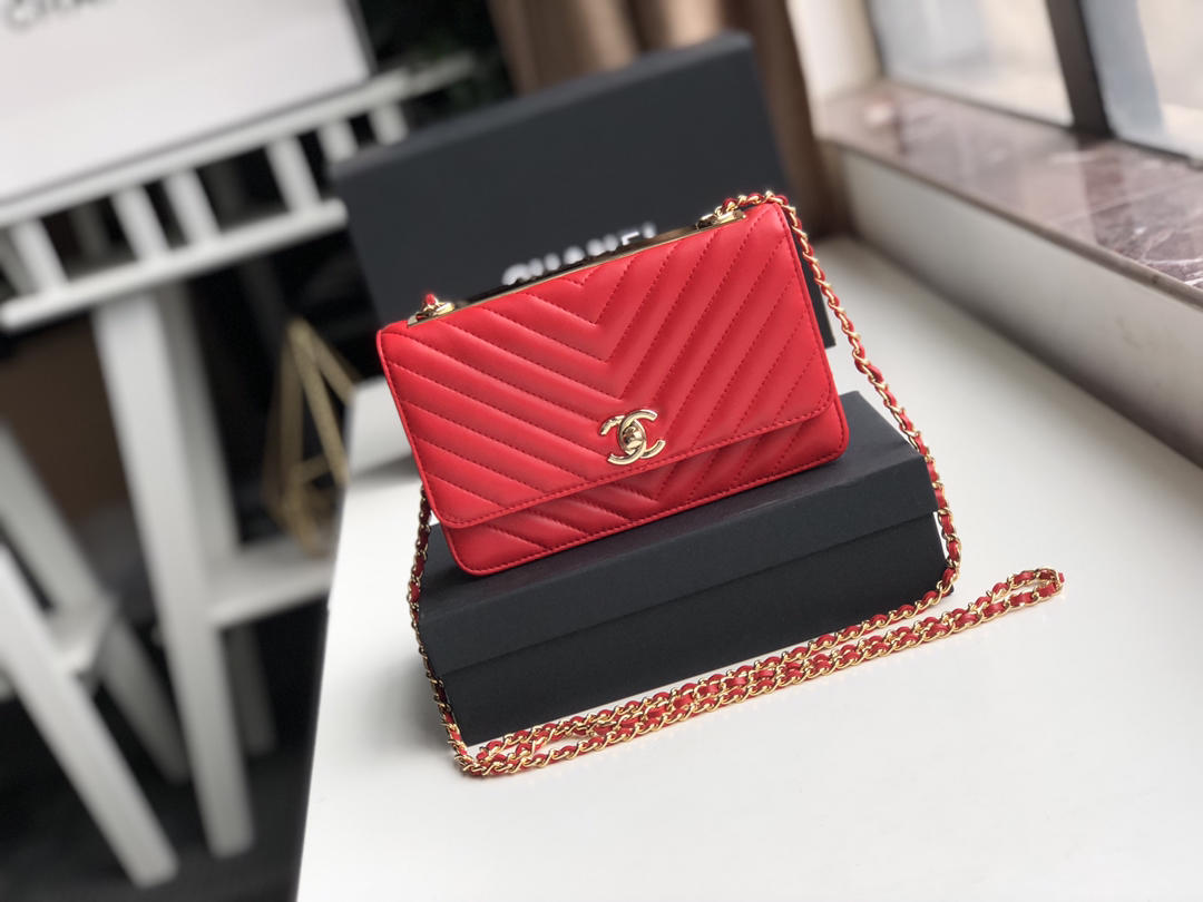 Ch**el lamb skin v-type chain bag red 19x13.5x3.5cm