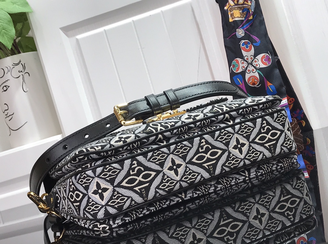 LV since 1854 pochette metis m57272 25x19x7cm