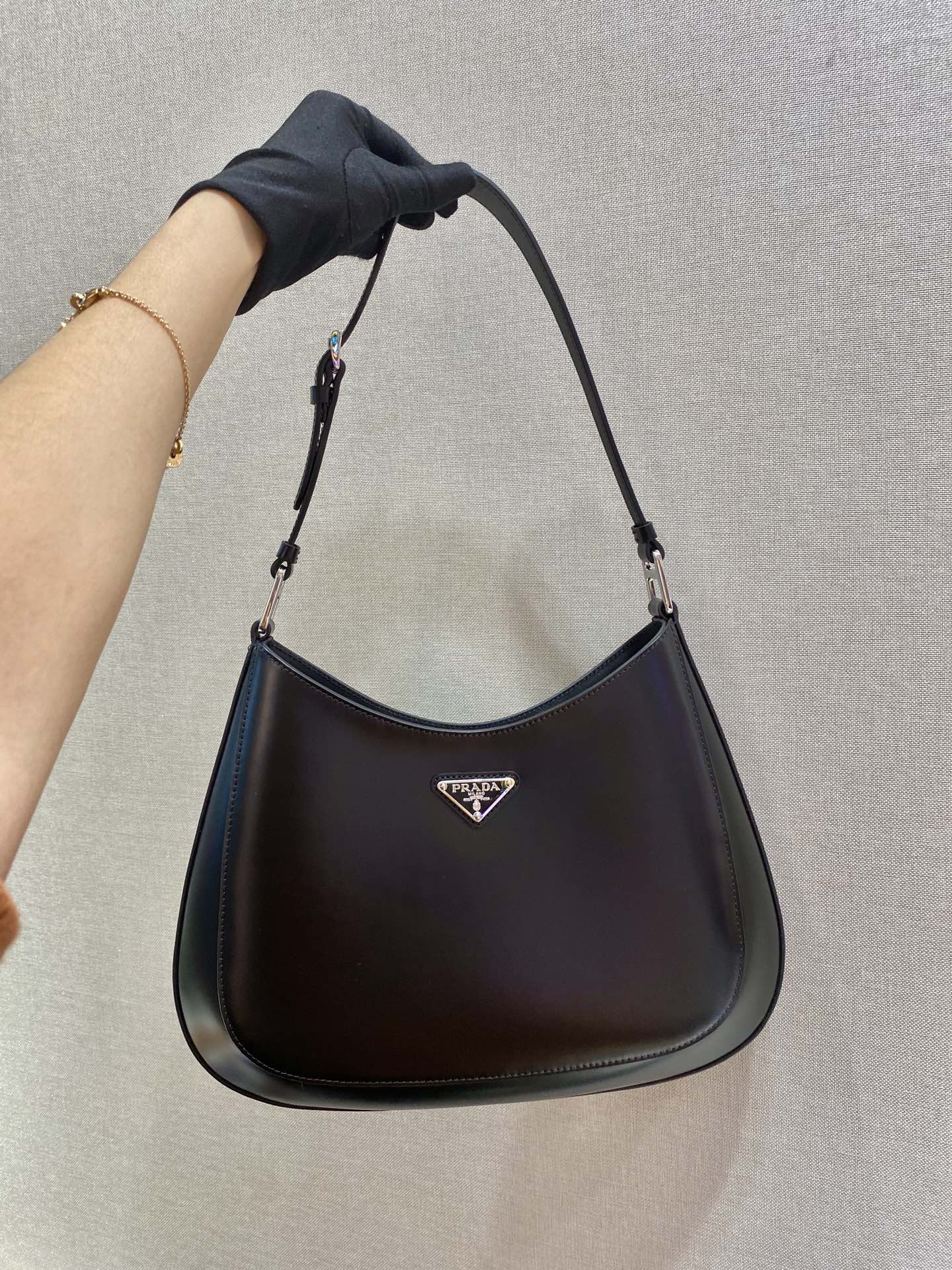 Pra*a cleo brushed leather shoulder bag in black 1bc156 30 x 18.5 x 4 cm