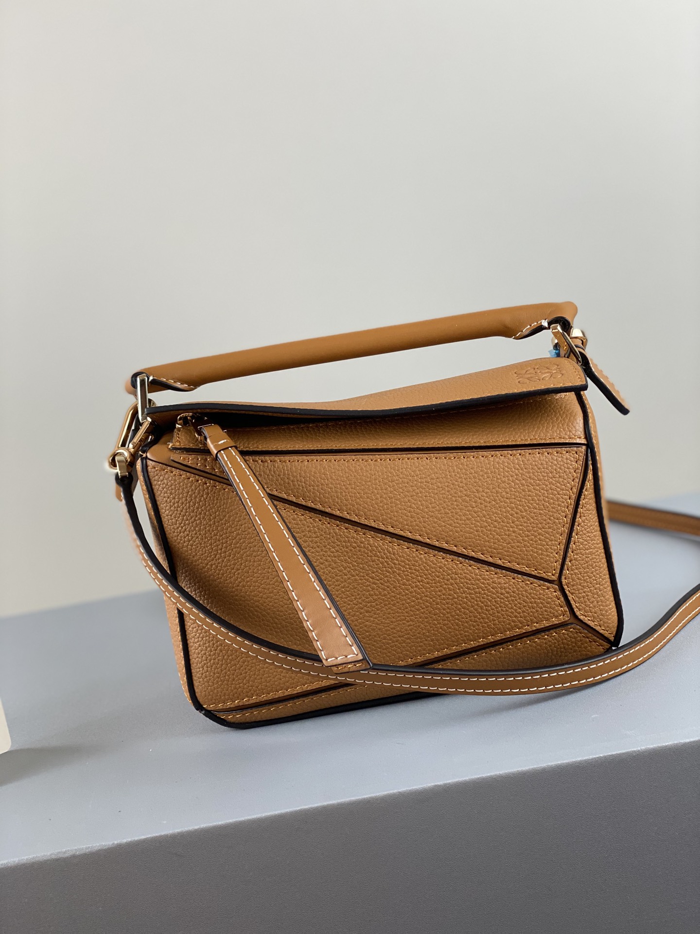 L0ew* mini puzzle bag in classic calfskin tan 322.30.u95 18 x 12.5 x 8 cm