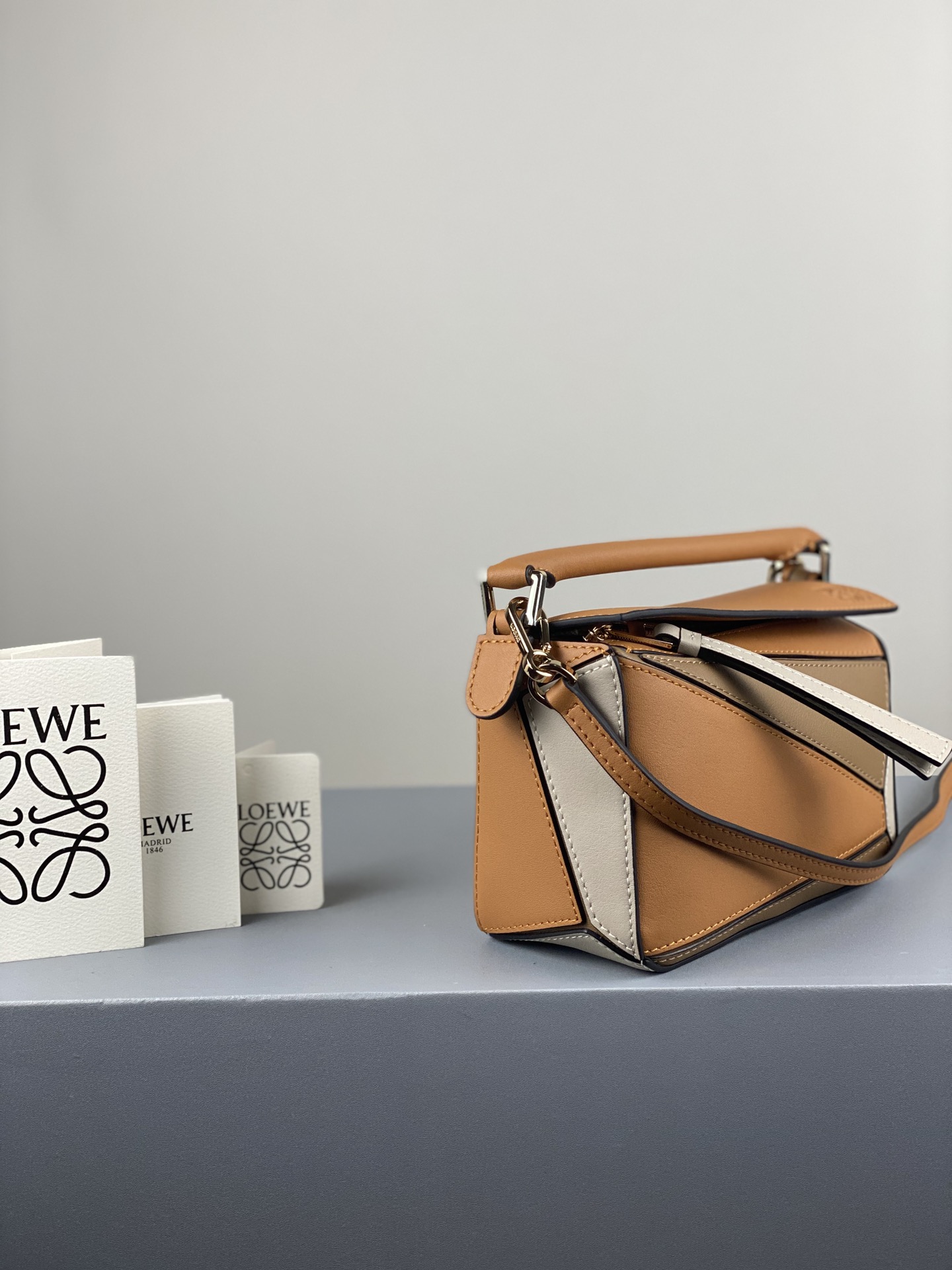 L0ew* mini puzzle bag in classic calfskin warm desert a510u95x19 18 x 12.5 x 8cm