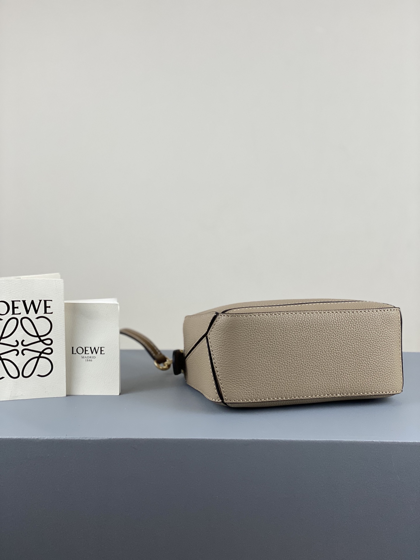 L0ew* mini puzzle bag in soft grained calfskin sand a510u95x27 18 x 12.5 x 8 cm
