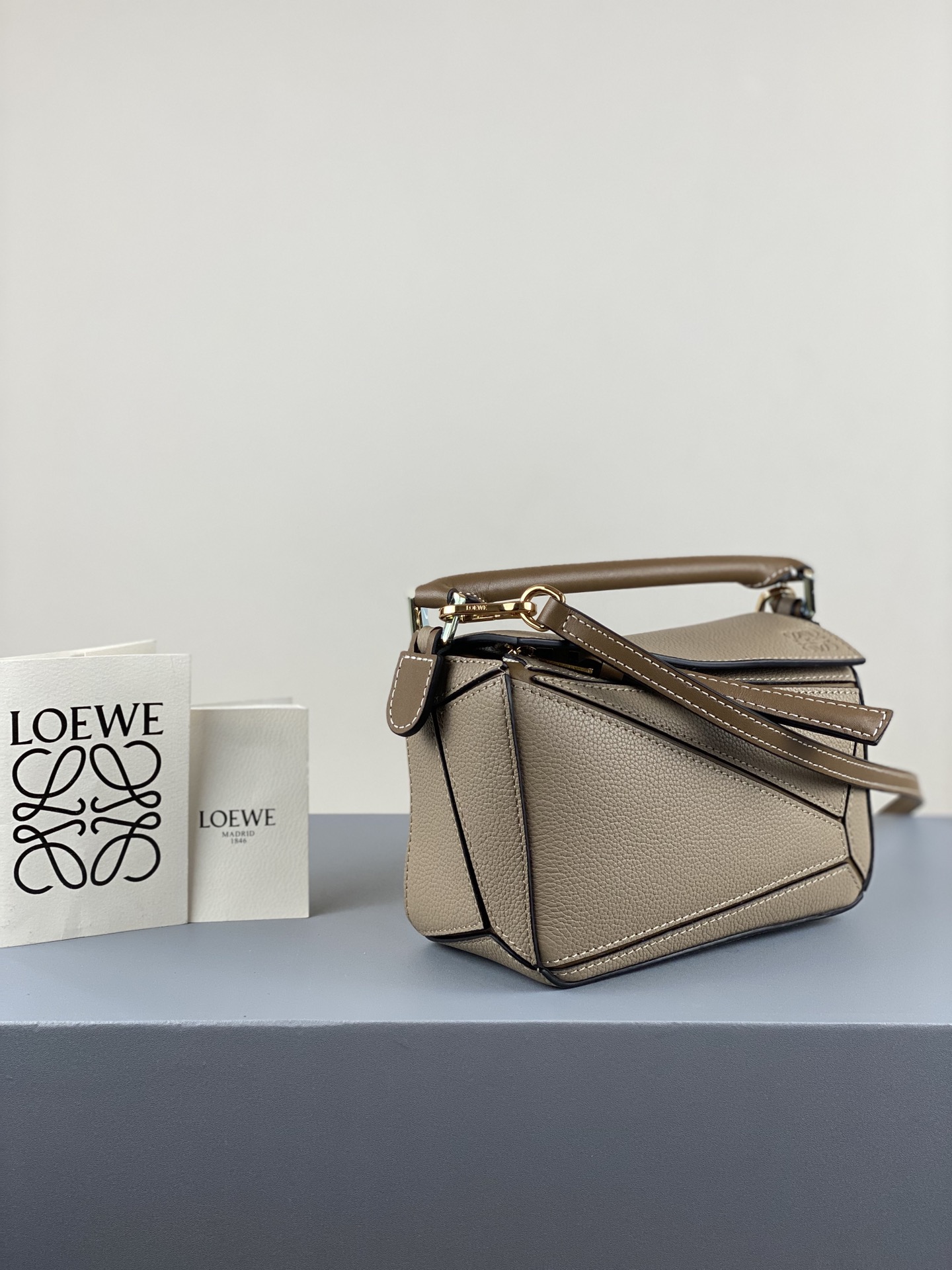 L0ew* mini puzzle bag in soft grained calfskin sand a510u95x27 18 x 12.5 x 8 cm