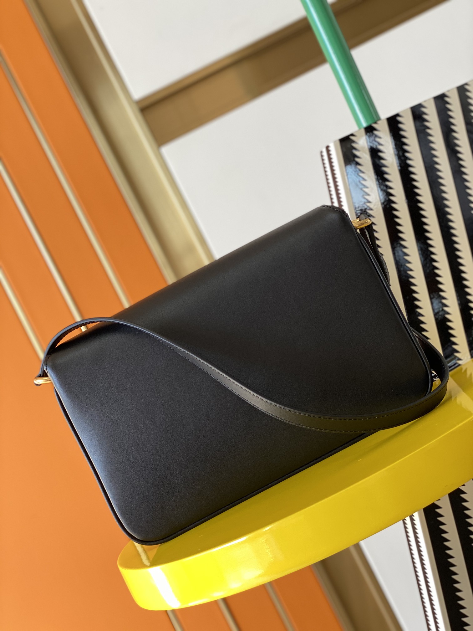 Y51 le maillon satchel in smooth leather black 6497952 24 x 14.5 x 3.5 cm