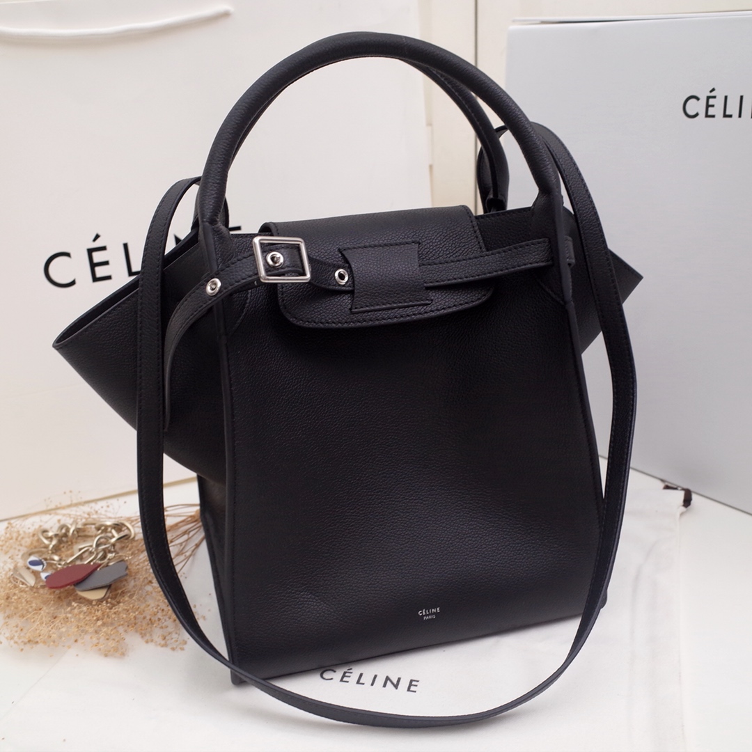 ce1i*e big bag with long strap in S*pple grained calfskin black 189313a4u 24 x 26 x 22 cm