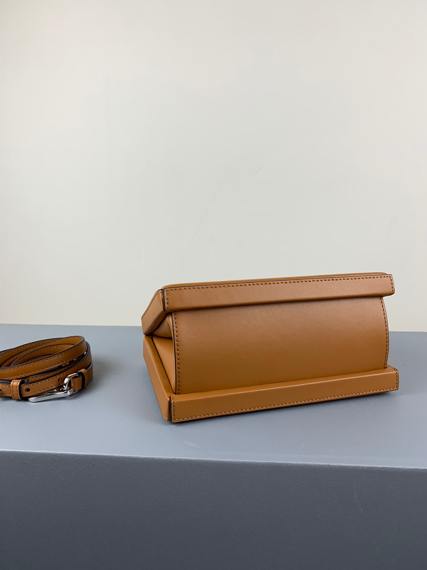 L0ew* postal small bag tan 309.56.w85 17 x 13.5 x 8.5 cm