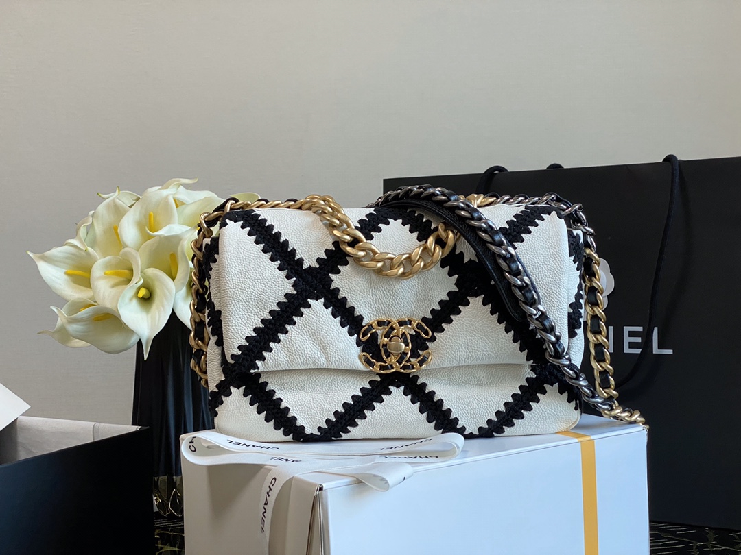 Ch**el 19 handbag calfskin crochet ruthenium-finish metal white & black as1160 16 x 26 x 9 x cm