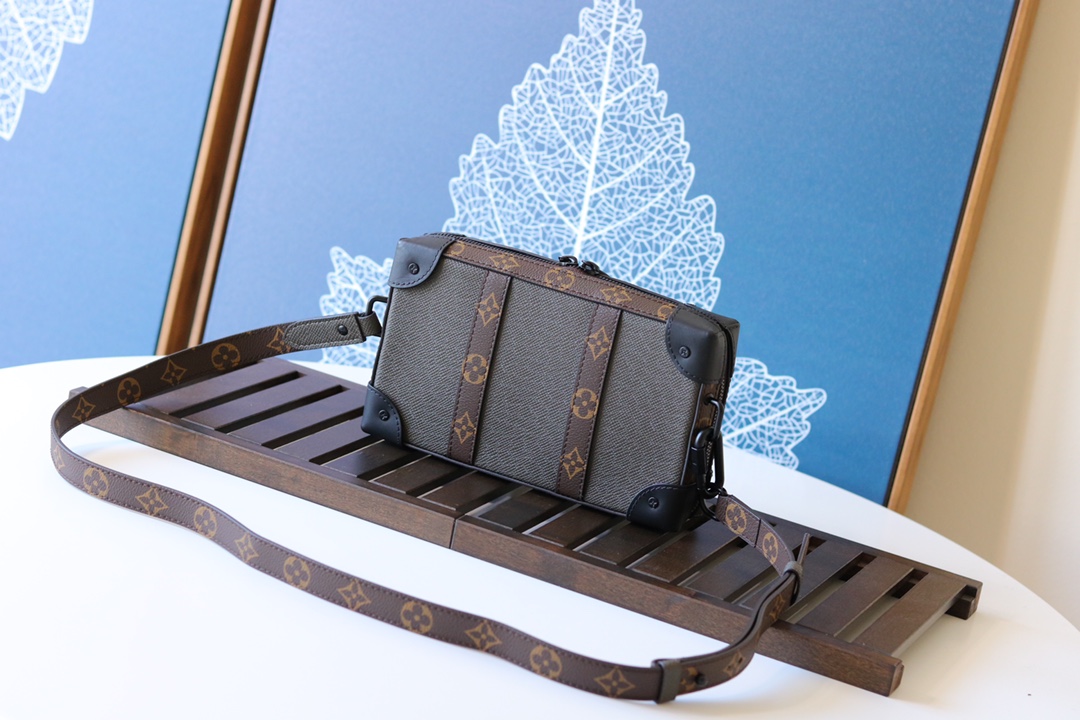 l0vis Vvtt0n soft trunk wallet taiga leather m30697 22.5 x 14 x 5 cm