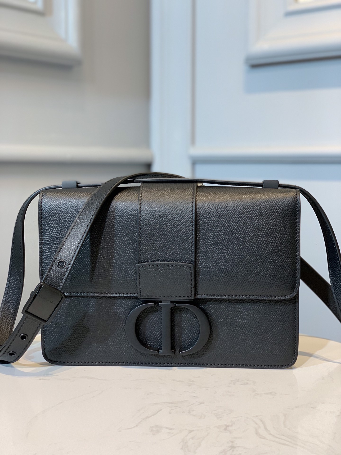 D10r 30 montaigne bag black box calfskin m9203bmoa 24 x 17 x 8 cm