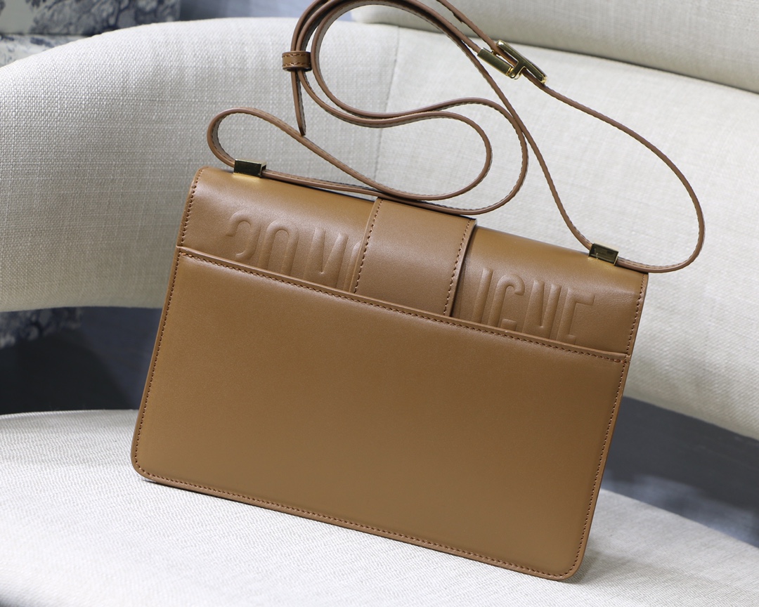 D10r 30 montaigne bag cognac-colored box calfskin m9203umos 24 x 17 x 8 cm