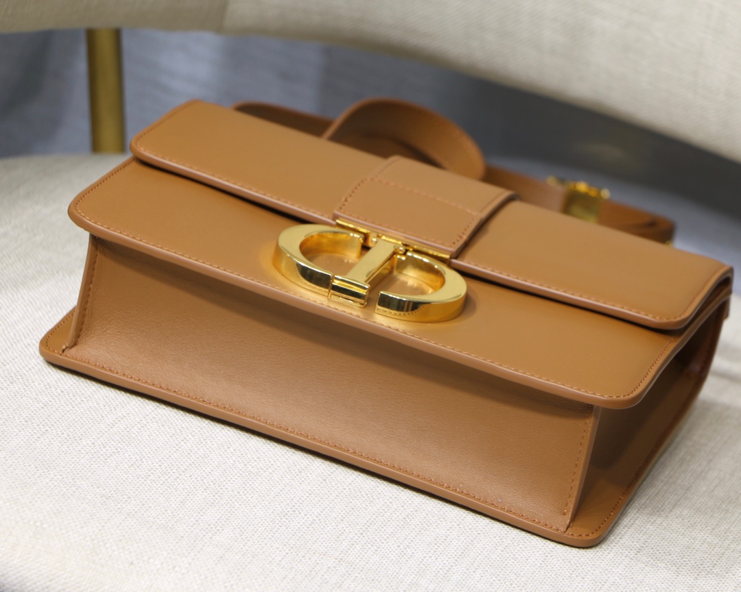 D10r 30 montaigne bag cognac-colored box calfskin m9203umos 24 x 17 x 8 cm