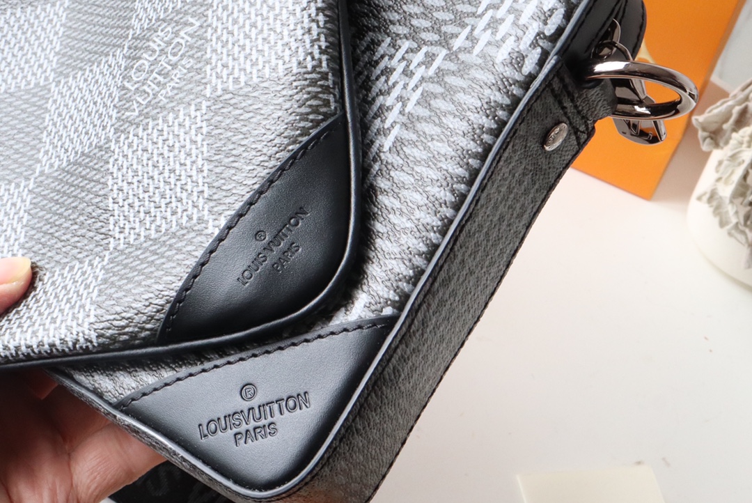 l0vis Vvtt0n trio messenger damier graphite canvas in black n50017 25.0 x 18.5 x 7.0 cm