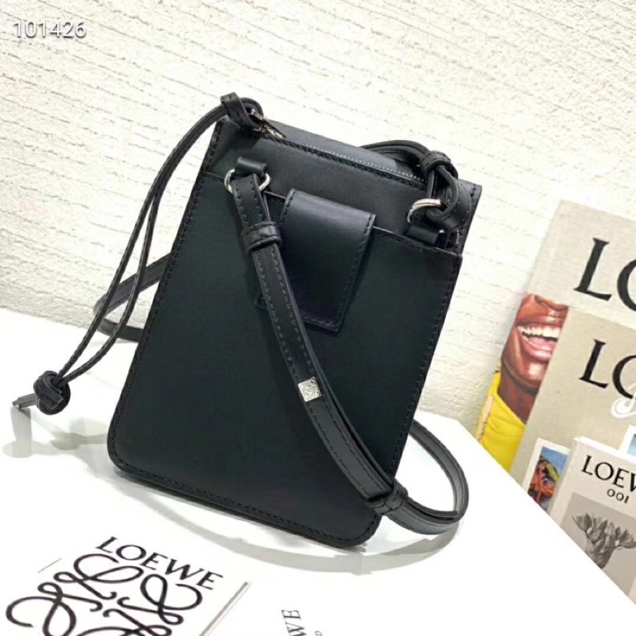 L0ew* flat gusset crossbody bag in smooth calfskin black 335.54.z33 13 x 3 x 18 cm