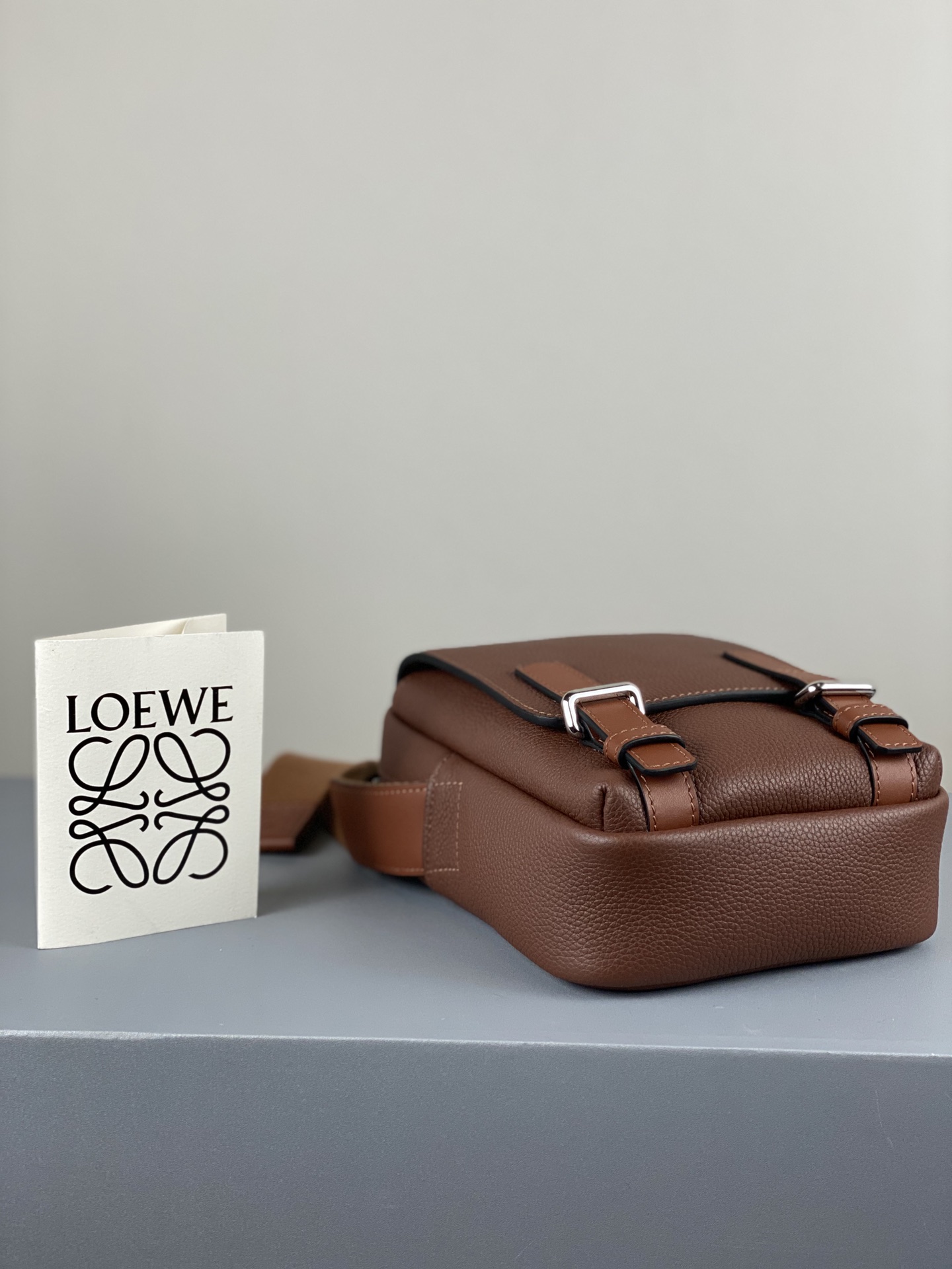 L0ew* xs military crossbody in soft grained calfskin cognac b553p59x01 22 x 14 x 9 cm