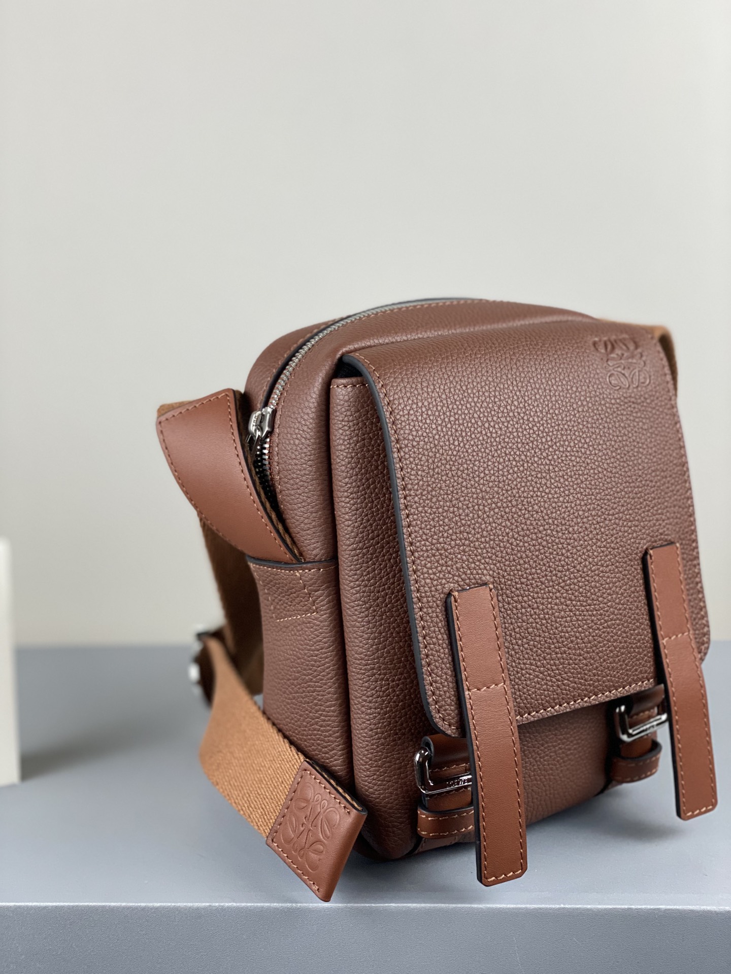 L0ew* xs military crossbody in soft grained calfskin cognac b553p59x01 22 x 14 x 9 cm