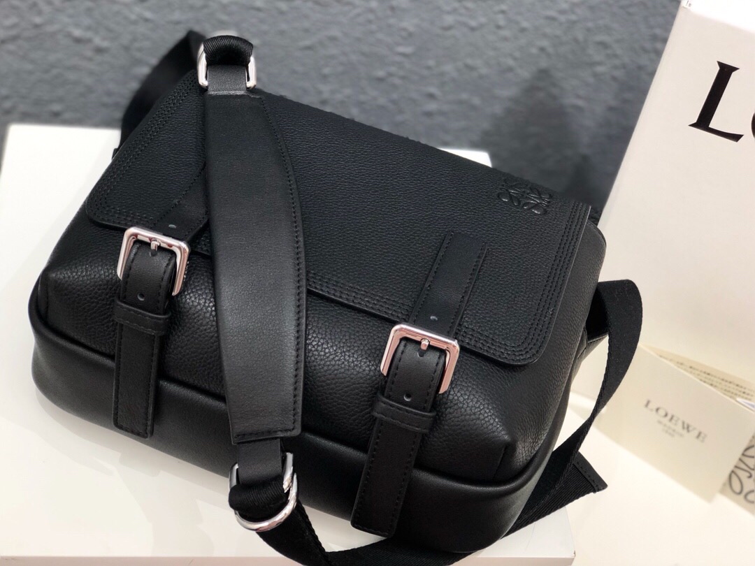 L0ew* xs military messenger bag in soft grained calfskin black 317.12aa72 24.5 × 18 × 10.5 cm