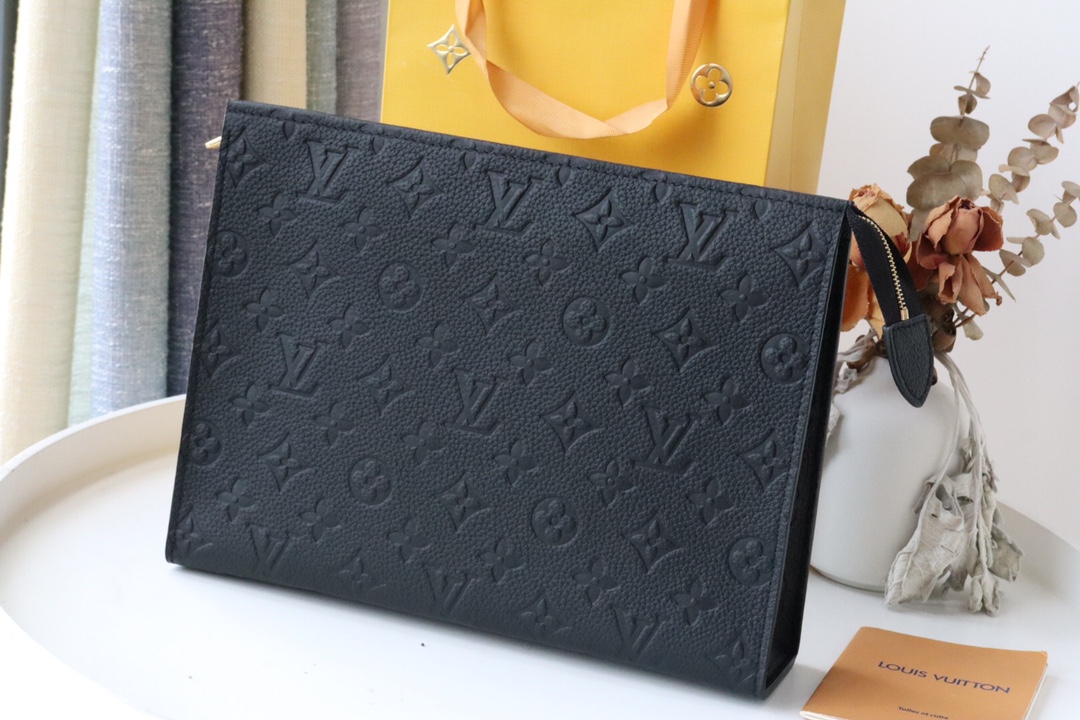 l0vis Vvtt0n pochette voyage taiga leather in black m30450 26 x 20 x 5 cm