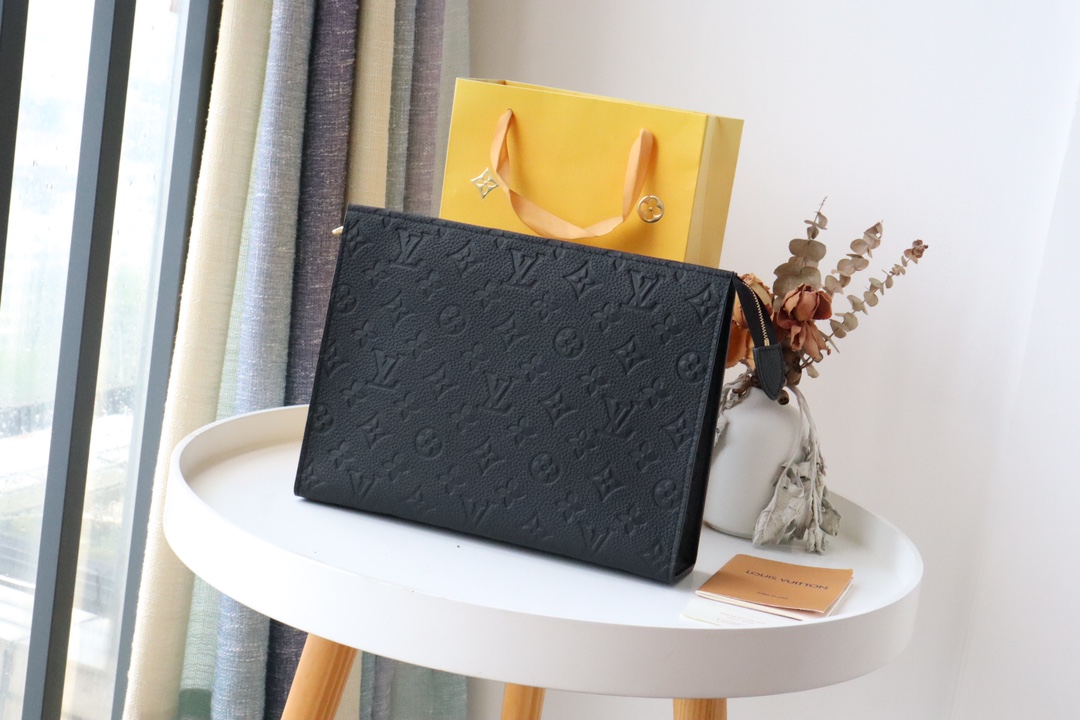 l0vis Vvtt0n pochette voyage taiga leather in black m30450 26 x 20 x 5 cm