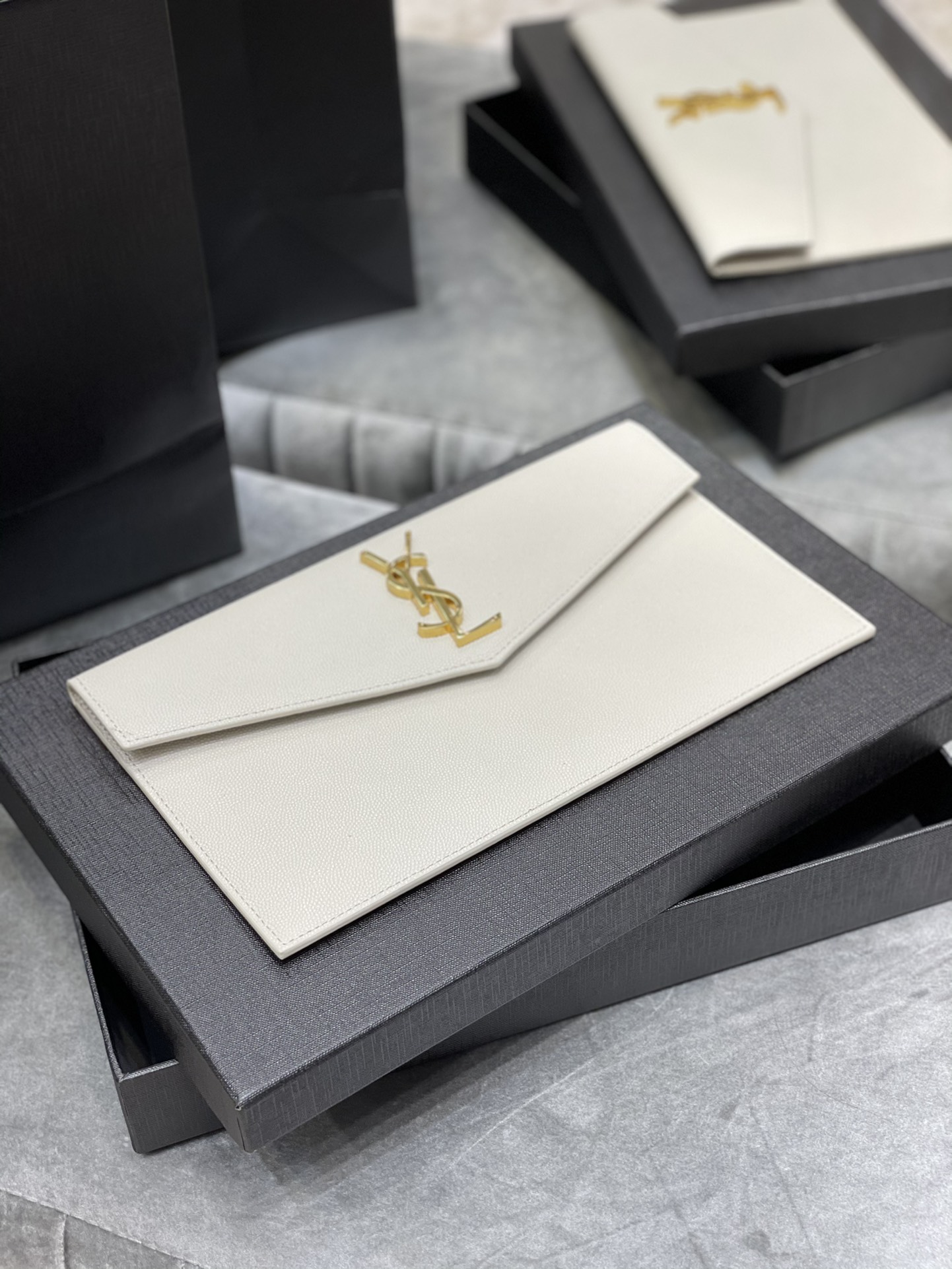 Y51 uptown pouch in grain de poudre embossed leather blanc vintage 5657391 27 × 16 × 2 cm