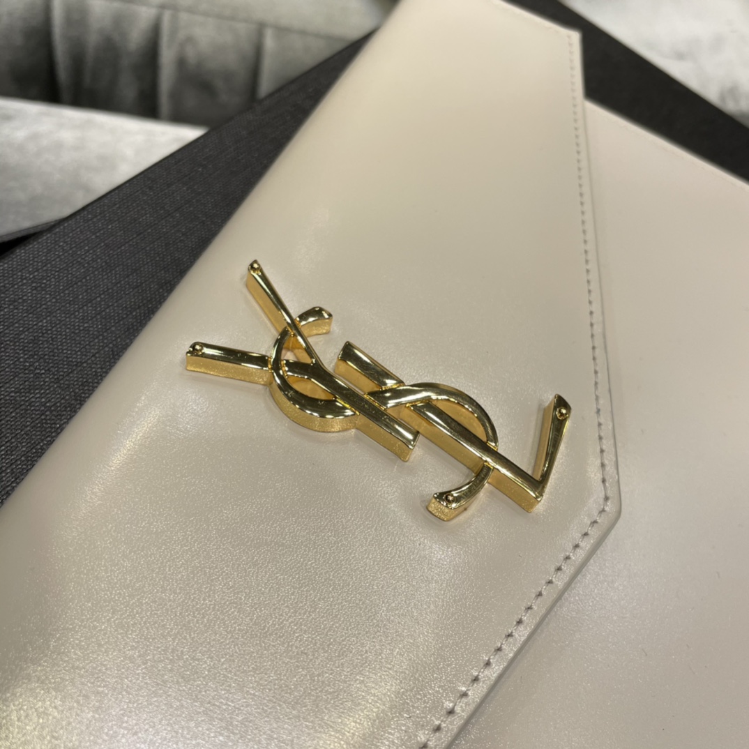 Y51 uptown pouch in shiny embossed leather blanc vintage 565739 27 × 16 × 2 cm
