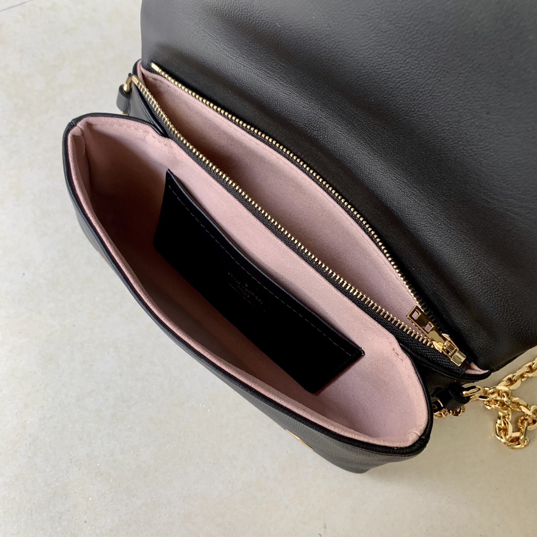 l0vis Vvtt0n pochette coussin black m80742 20 x 14 x 8 cm