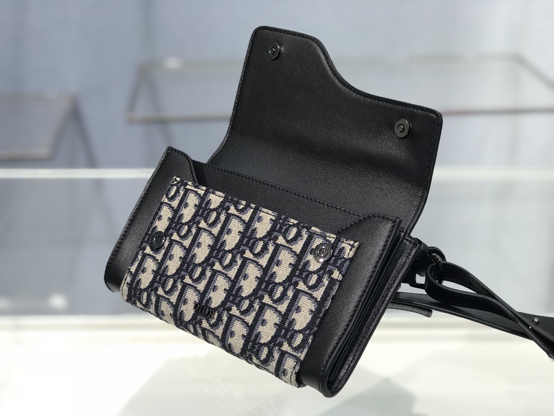 D10r elite shoulder pouch beige and black D10r oblique jacquard canvas 2gaca321uam 18.5 cm x 20 cm