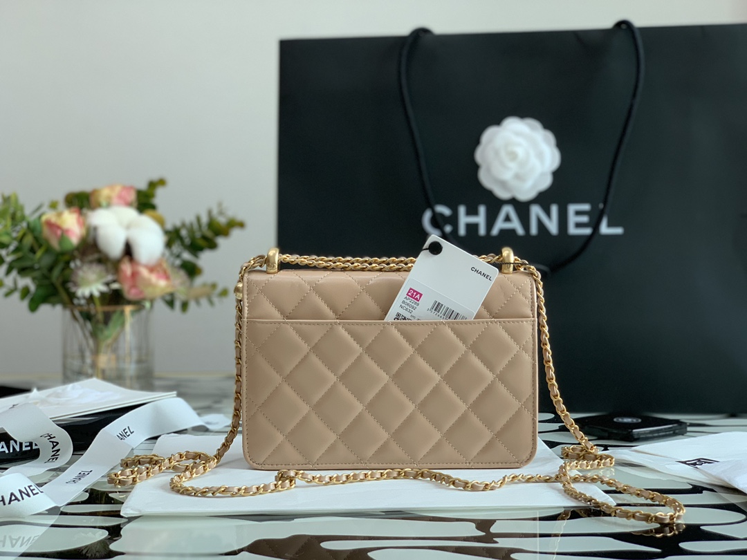 Ch**el wallet on chain calfskin & gold-tone metal beige ap2289 19cm