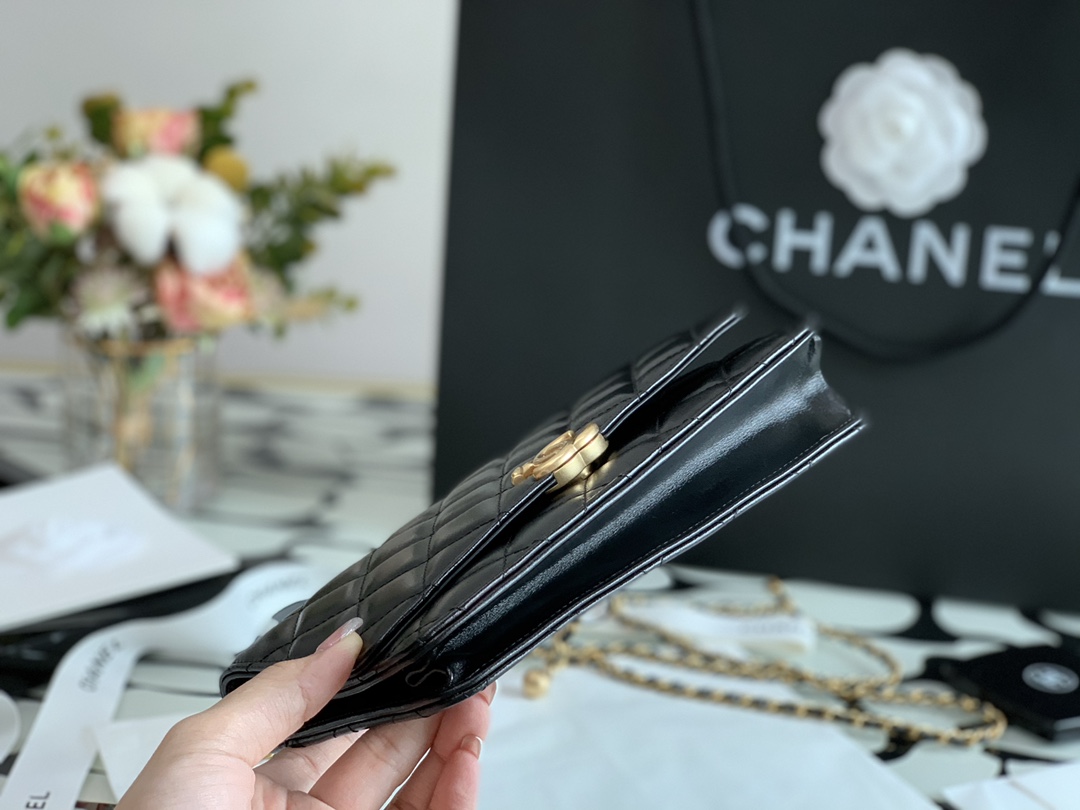 Ch**el wallet on chain calfskin & gold-tone metal black ap2289 19cm
