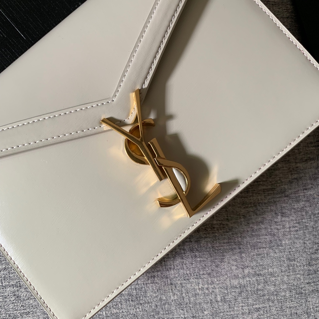 Y51 cassandra monogram clasp bag in grain de poudre embossed leather blanc vintage 532750 22 x 16.5 x 5.5 cm