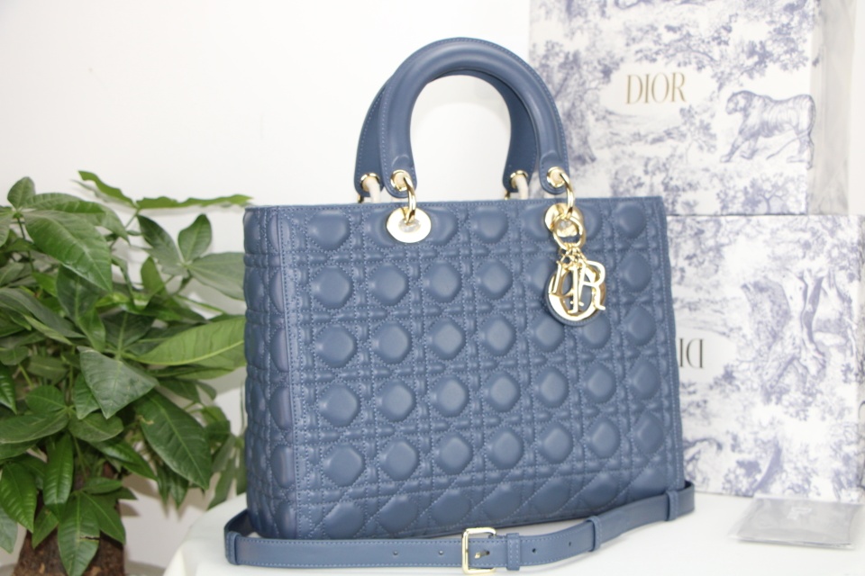 D10r large lady D10r bag cloud blue cannage lambskin m0566 32 x 25 x 11 cm