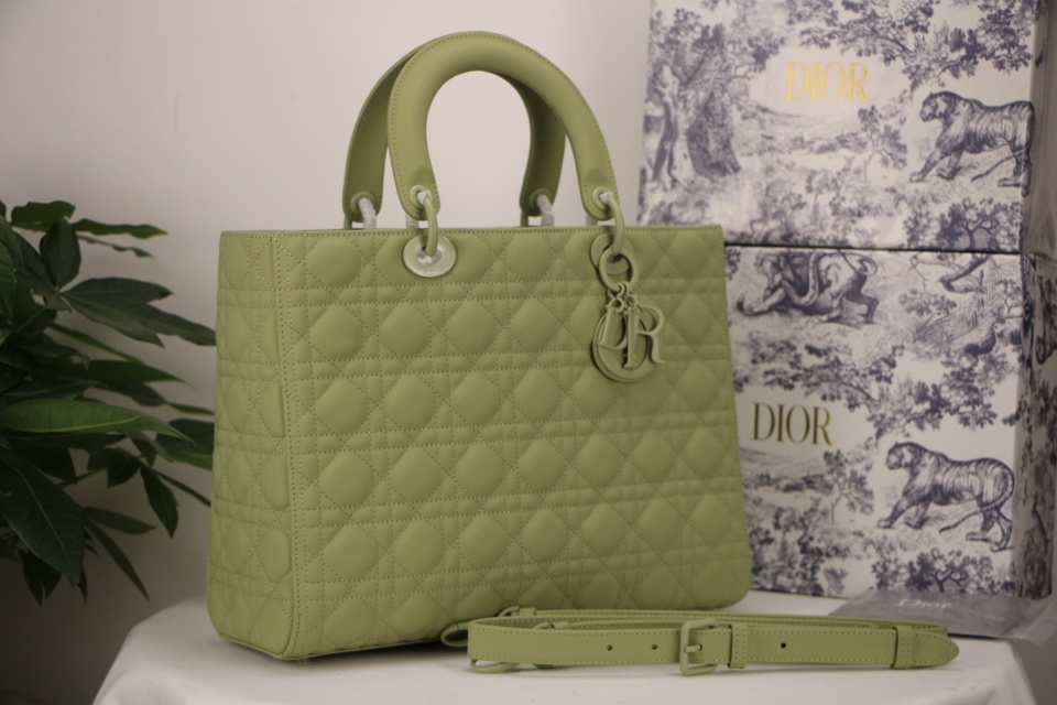 D10r large lady D10r bag willow green ultramatte cannage calfskin m0566 32 x 25 x 11 cm