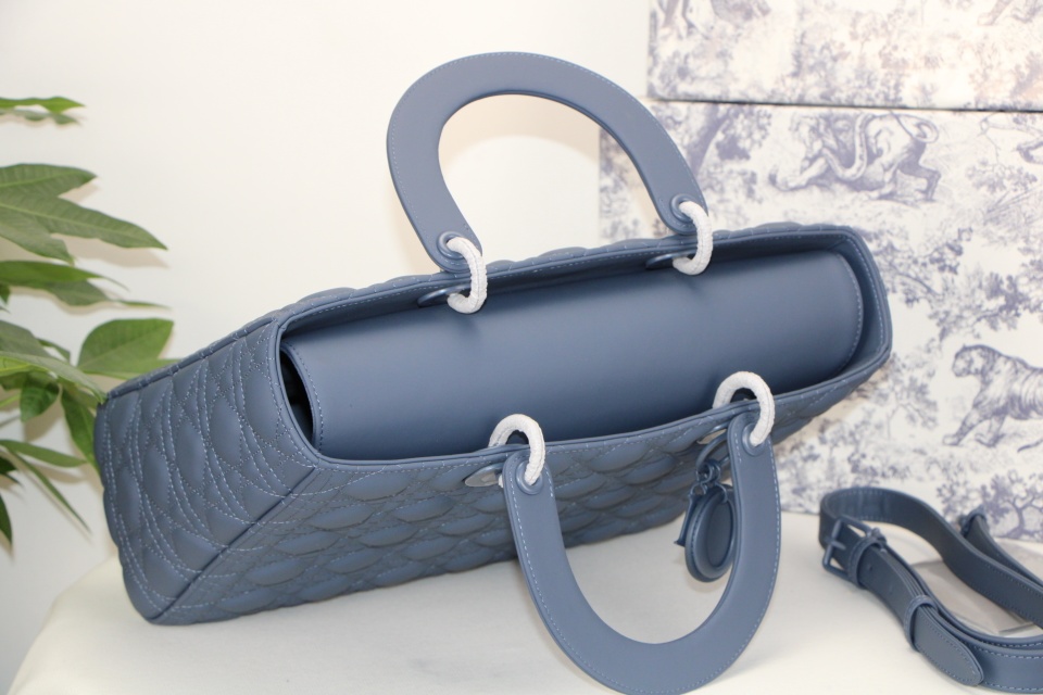 D10r large lady D10r bag cloud blue ultramatte cannage calfskin m0566 32 x 25 x 11 cm