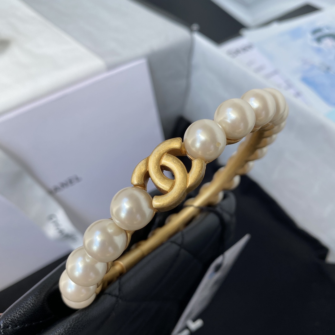 Ch**el pearl handle clutch lambskin, imitation pearls & gold metal black as2609 30 x 25 x 4.5 cm