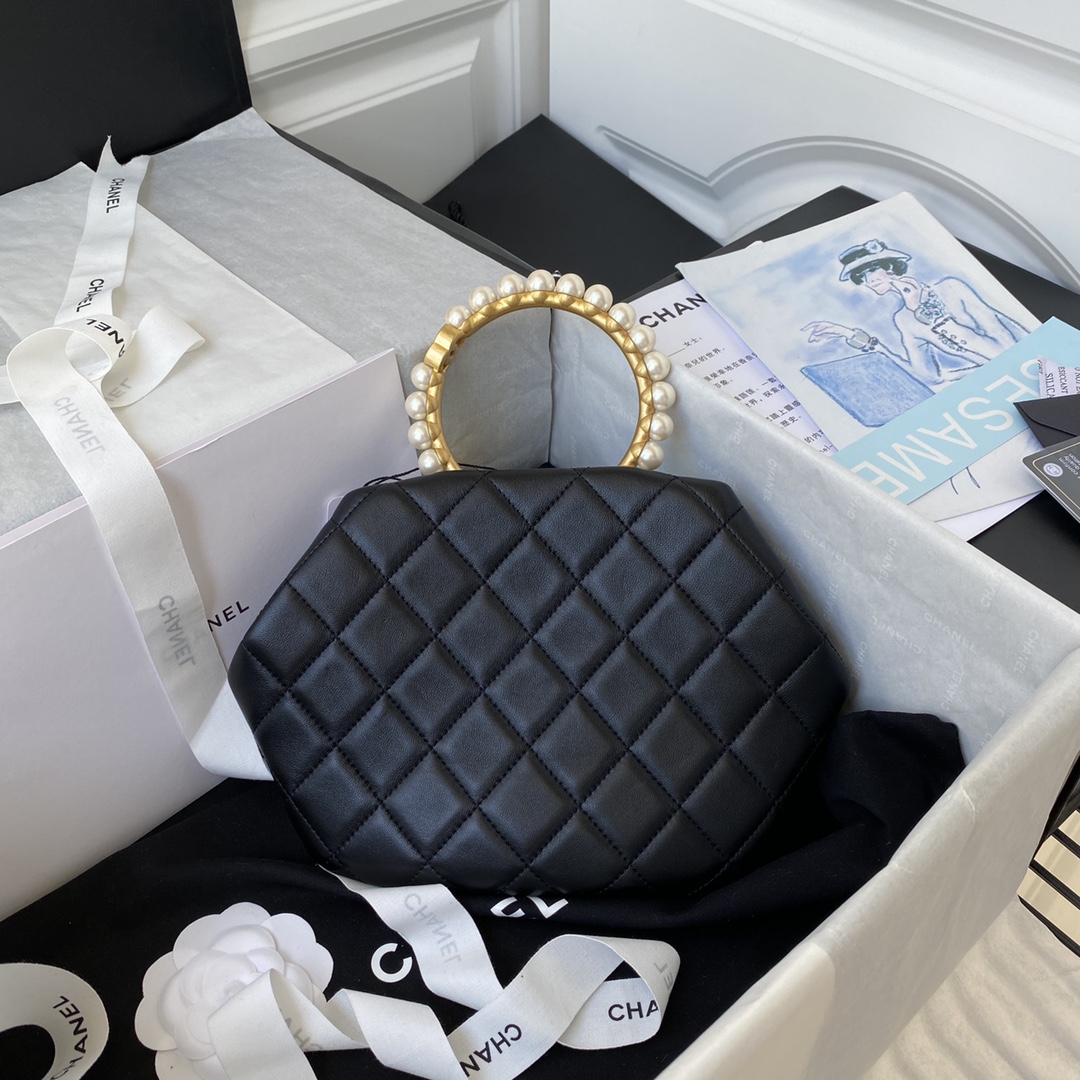 Ch**el pearl handle clutch lambskin, imitation pearls & gold metal black as2609 30 x 25 x 4.5 cm
