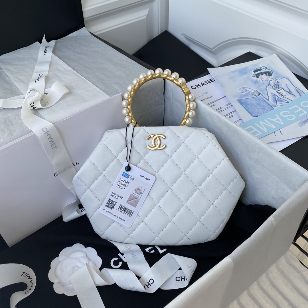 Ch**el pearl handle clutch lambskin, imitation pearls & gold metal white as2609 30 x 25 x 4.5 cm