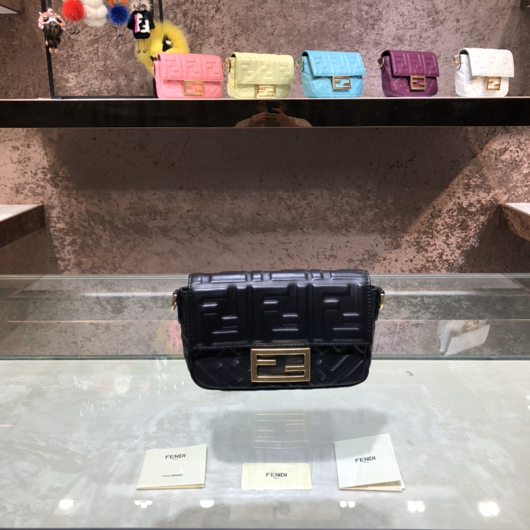 F**di baguette black leather bag 8bs017 4 x 18 x 11 cm