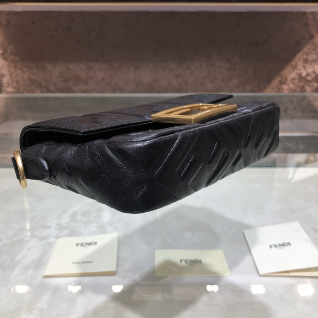 F**di baguette black leather bag 8bs017 4 x 18 x 11 cm