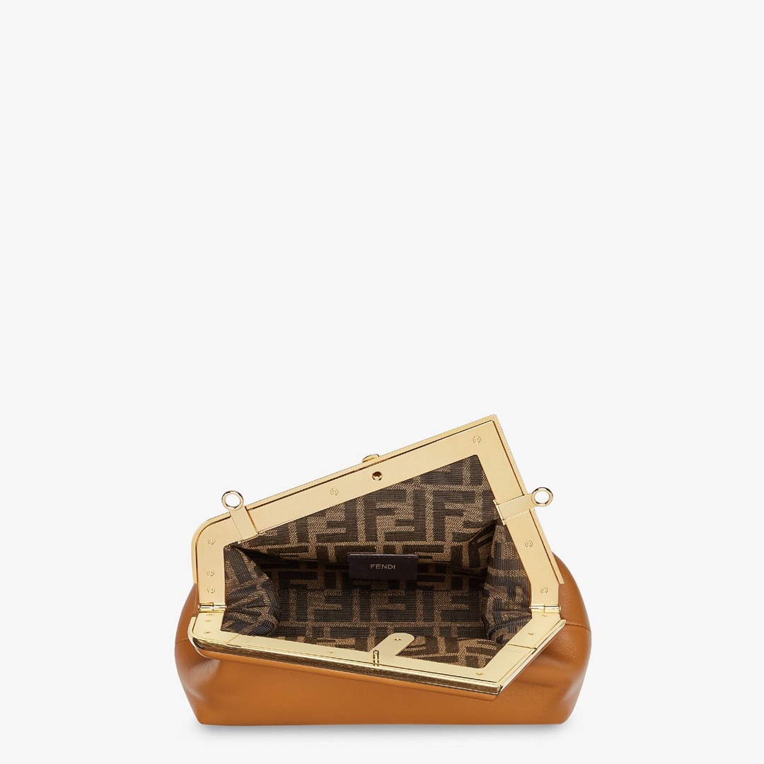 F**di first small brown leather bag 8bp129abve 26 × 18 × 9.5 cm