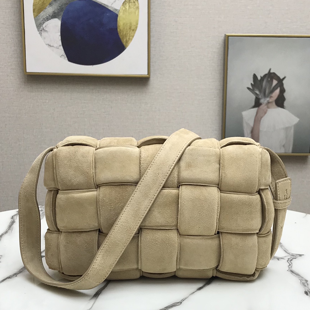 b0tt*ga Ven*ta padded cassette in suede porridge 44046 26 x 18 x 8 cm
