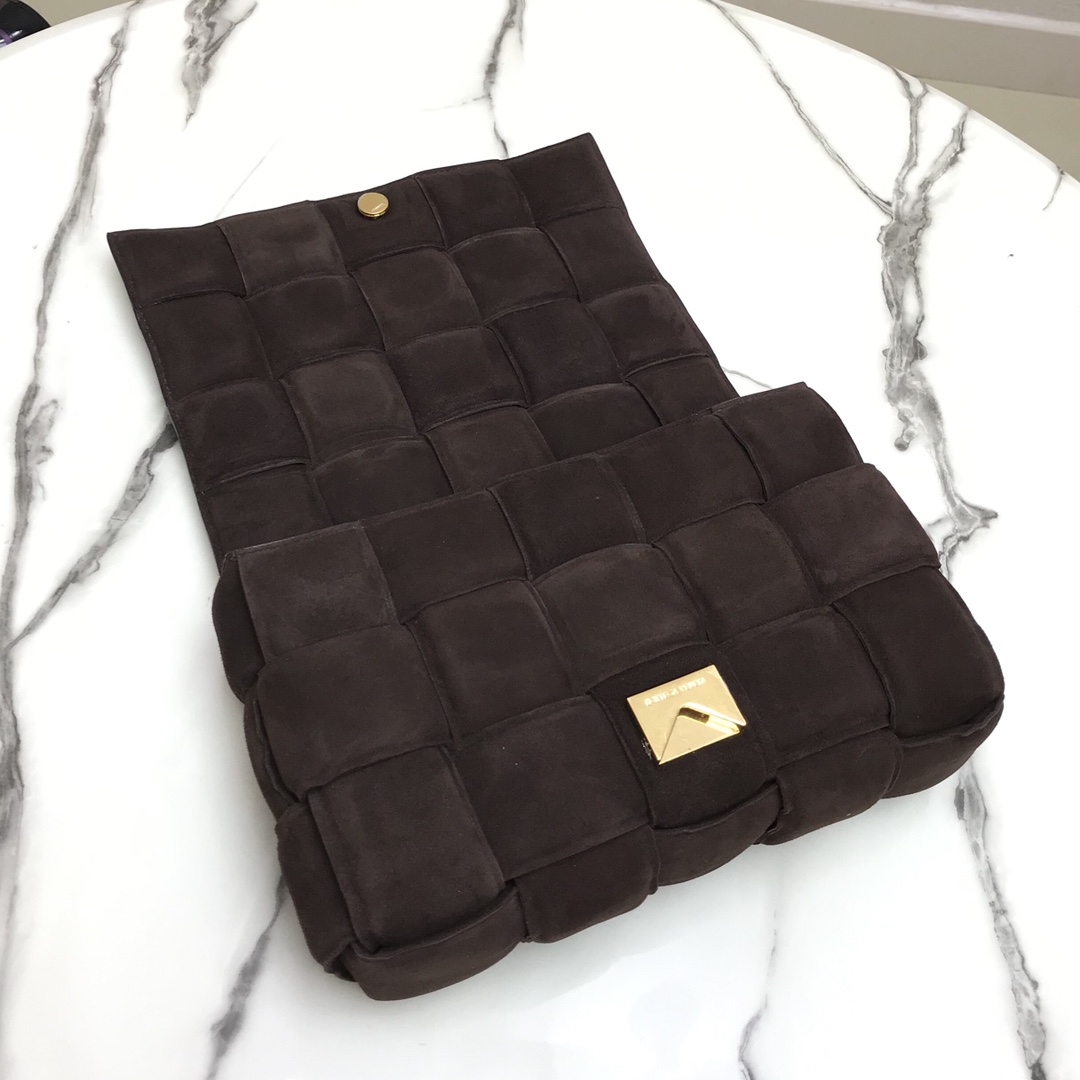 b0tt*ga Ven*ta padded cassette in suede fondant 44046 26 x 18 x 8 cm