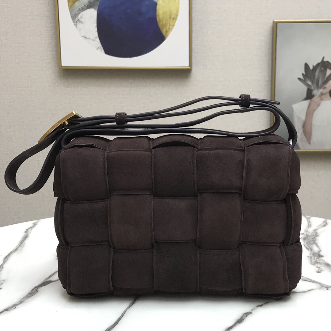 b0tt*ga Ven*ta padded cassette in suede fondant 44046 26 x 18 x 8 cm