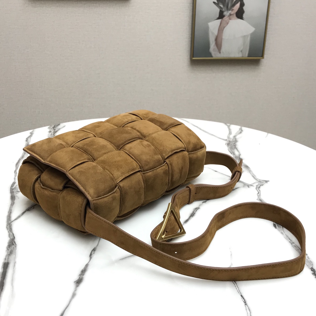 b0tt*ga Ven*ta padded cassette in suede caramel 44046 26 x 18 x 8 cm