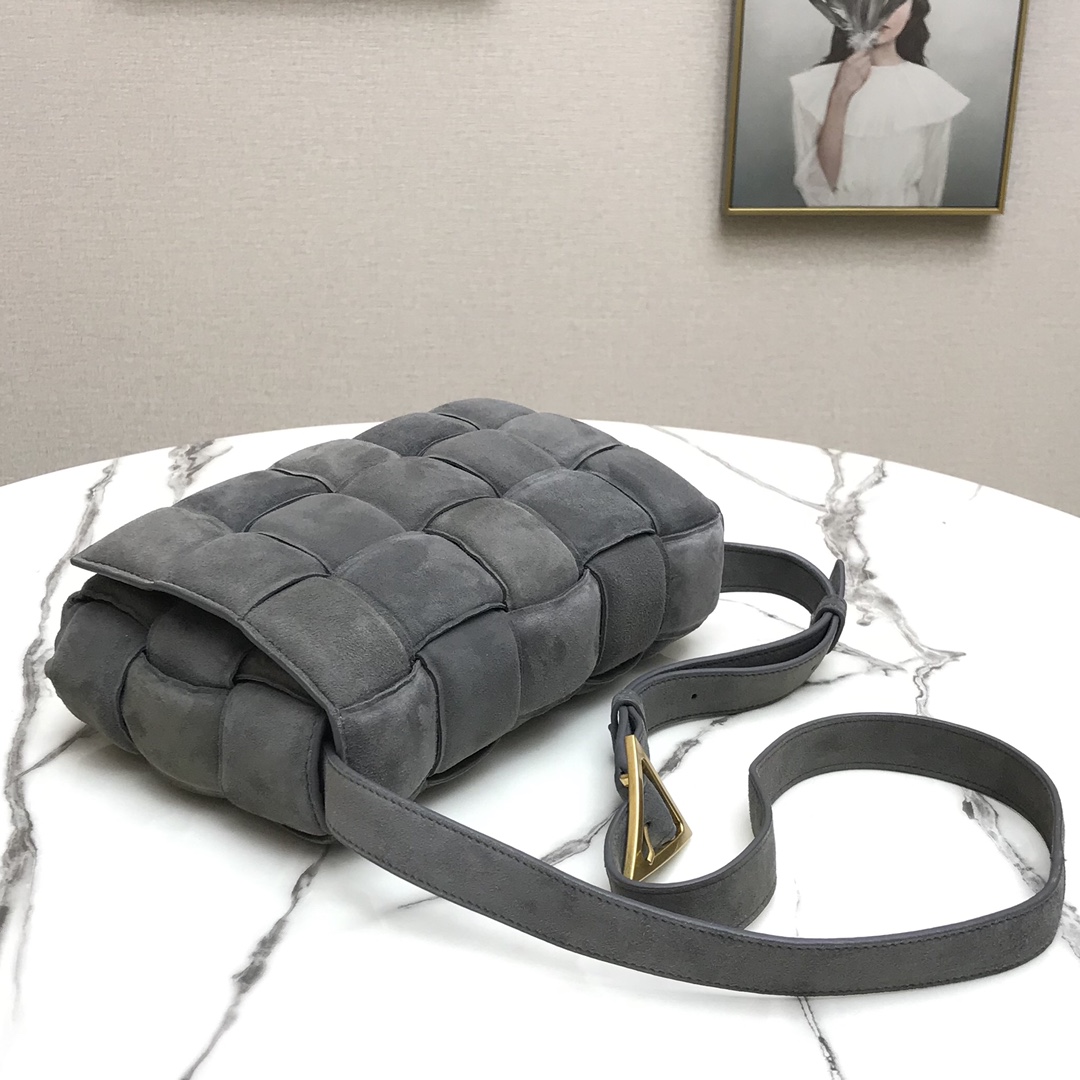 b0tt*ga Ven*ta padded cassette in suede thunder 44046 26 x 18 x 8 cm