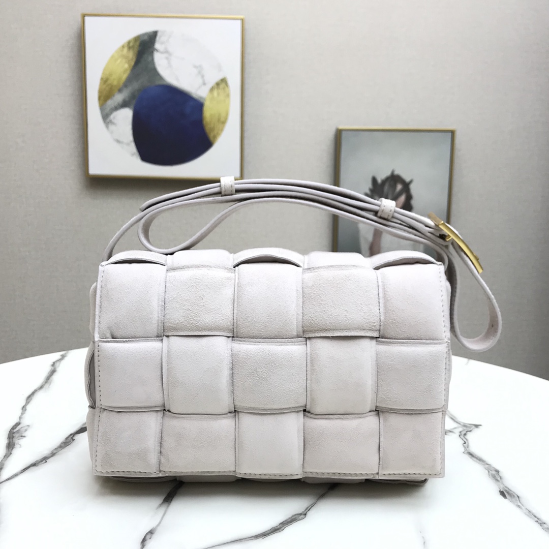 b0tt*ga Ven*ta padded cassette in suede white 44046 26 x 18 x 8 cm