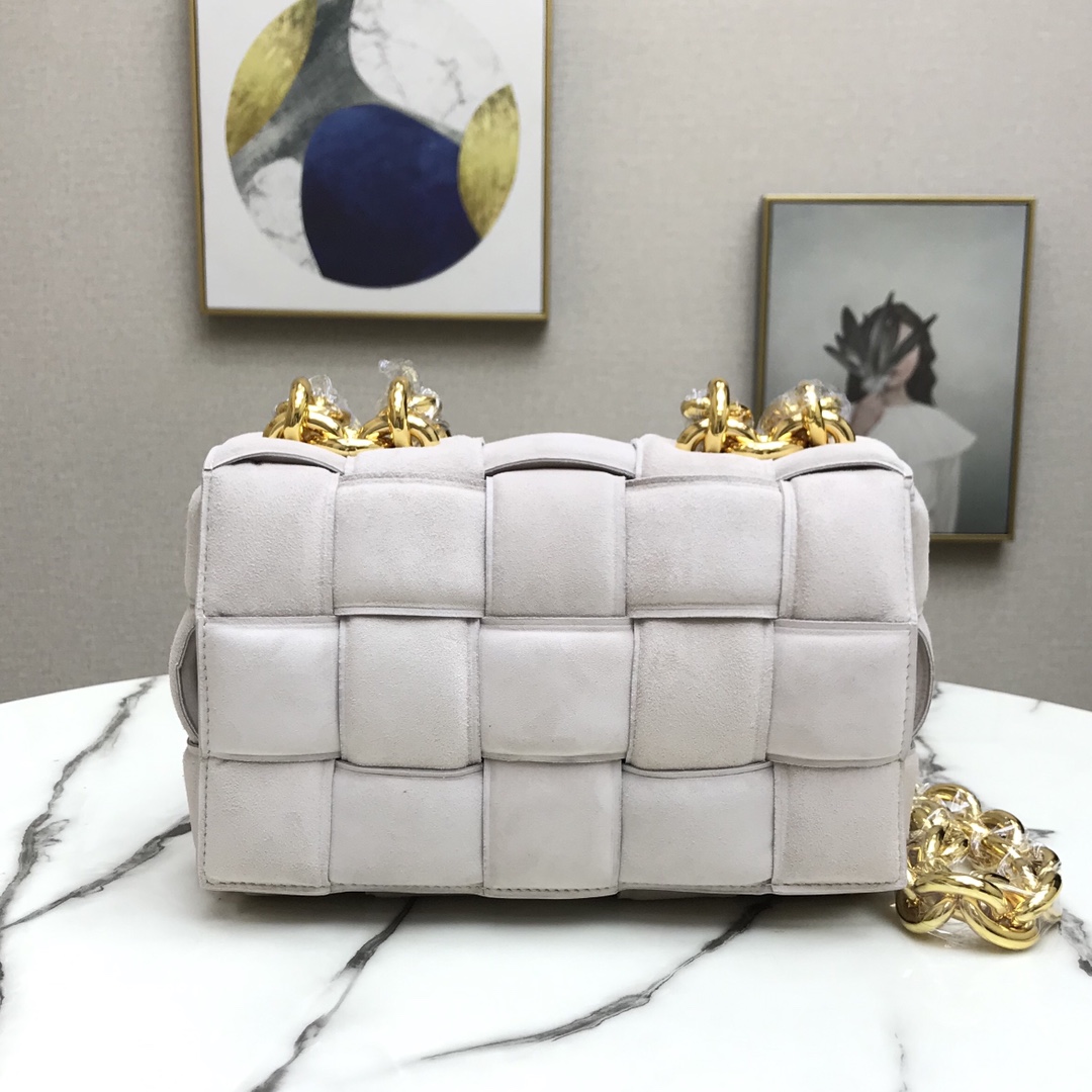 b0tt*ga Ven*ta chain cassette in suede white 44046 26 x 18 x 8 cm