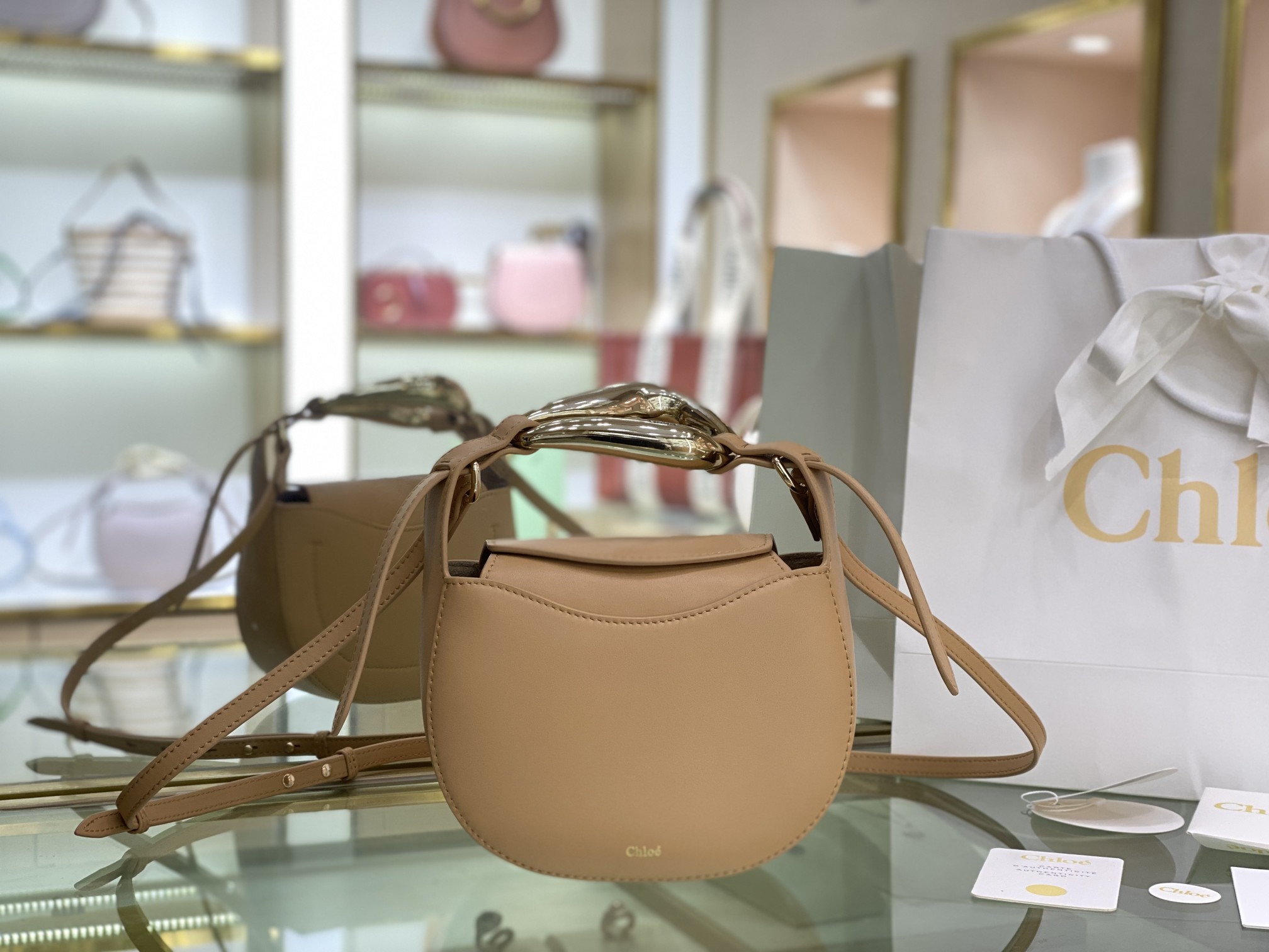 Ch10e kiss small bag grain calfskin sandy beige chc21us350 20 x 26 x 8 cm
